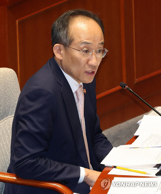 추경호 부총리 겸 기획재정부 장관이 지난 10일 국회 종합정책질의에서 답변하고 있다. 이날 그는 상속세 제도를 손볼 시점이 됐다고 밝혔다. 연합뉴스